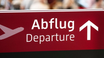 Nichts wie raus aus Deutschland? Was an der Grenze aber nicht sofort endet: die Steuerschuld. (Foto: Fabian Sommer/dpa/dpa-tmn)
