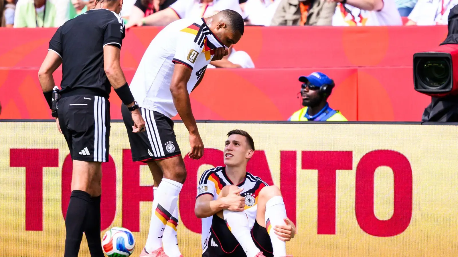 Nico Schlotterbeck verletzte sich beim 2:1 gegen die Elfenbeinküste bei der WM (Archivbild) (Foto: Tom Weller/dpa)