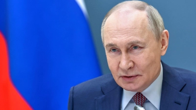 Präsident Putin hält sich weiter zu seiner Teilnahme an Friedensgesprächen bedeckt. (Archivbild) (Foto: Alexander Kazakov/Pool Sputnik Kremlin/AP/dpa)