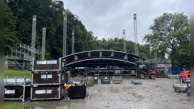 Das schlechte Wetter erschwert den Aufbau für das Festival. Es geht aber voran. Am Montag wurde unter anderem an der Errichtung der Hauptbühne gearbeitet. (Foto: Irmeli Pohl)