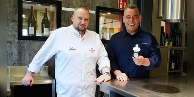 Das Mittermeier in Rothenburg gehört weiter der Sterne-Gilde an. Auf dem Bild: Koch Thorsten Hauk (links) und Christian Mittermeier. (Foto: Simone Hedler)