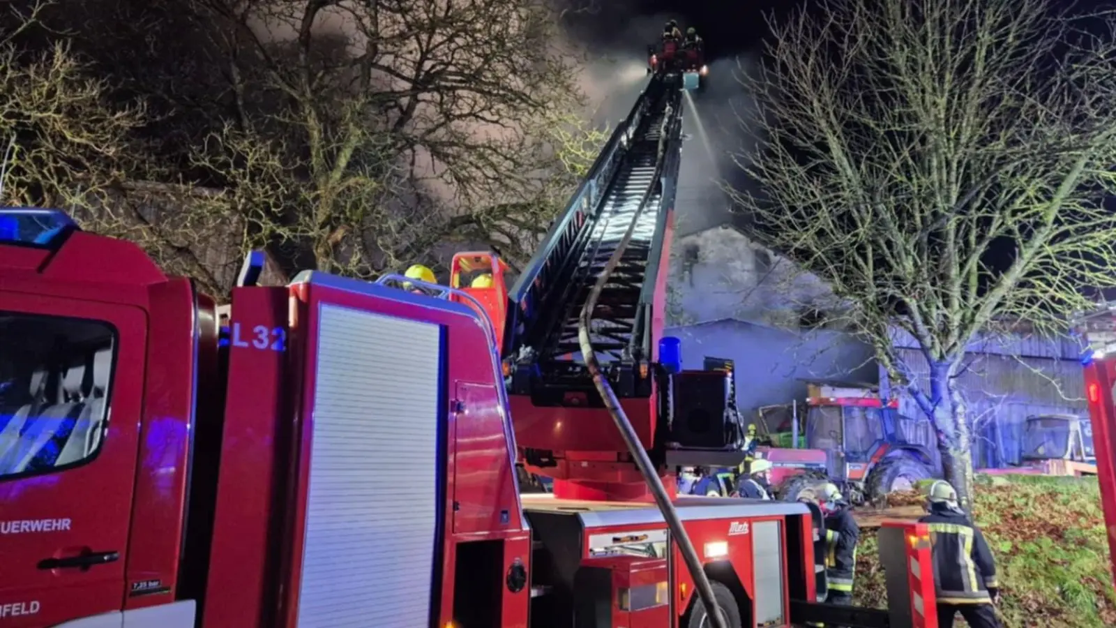 Mit Hilfe einer Drehleiter bekämpften die Feuerwehrleute die Flammen auch von oben. (Foto: Patrick Lauer)