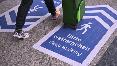 Auch mit Aufklebern auf dem Boden will die Bahn Engpässe am Münchner Hauptbahnhof vermeiden. (Archivbild) (Foto: Sven Hoppe/dpa)