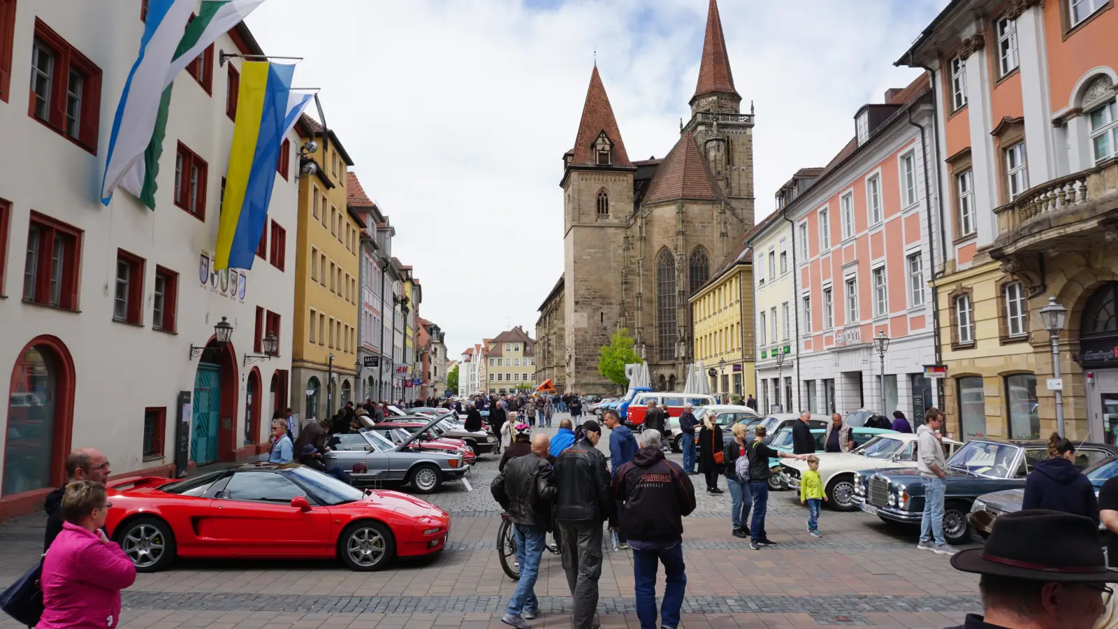 Rund 190 historische Fahrzeuge sind beim Oldtimer-Treffen in der Ansbacher Innenstadt zu bewundern. Organisiert hatten die Veranstaltung die Oldtimerfreunde Ansbach. (Foto: Andrea Walke)