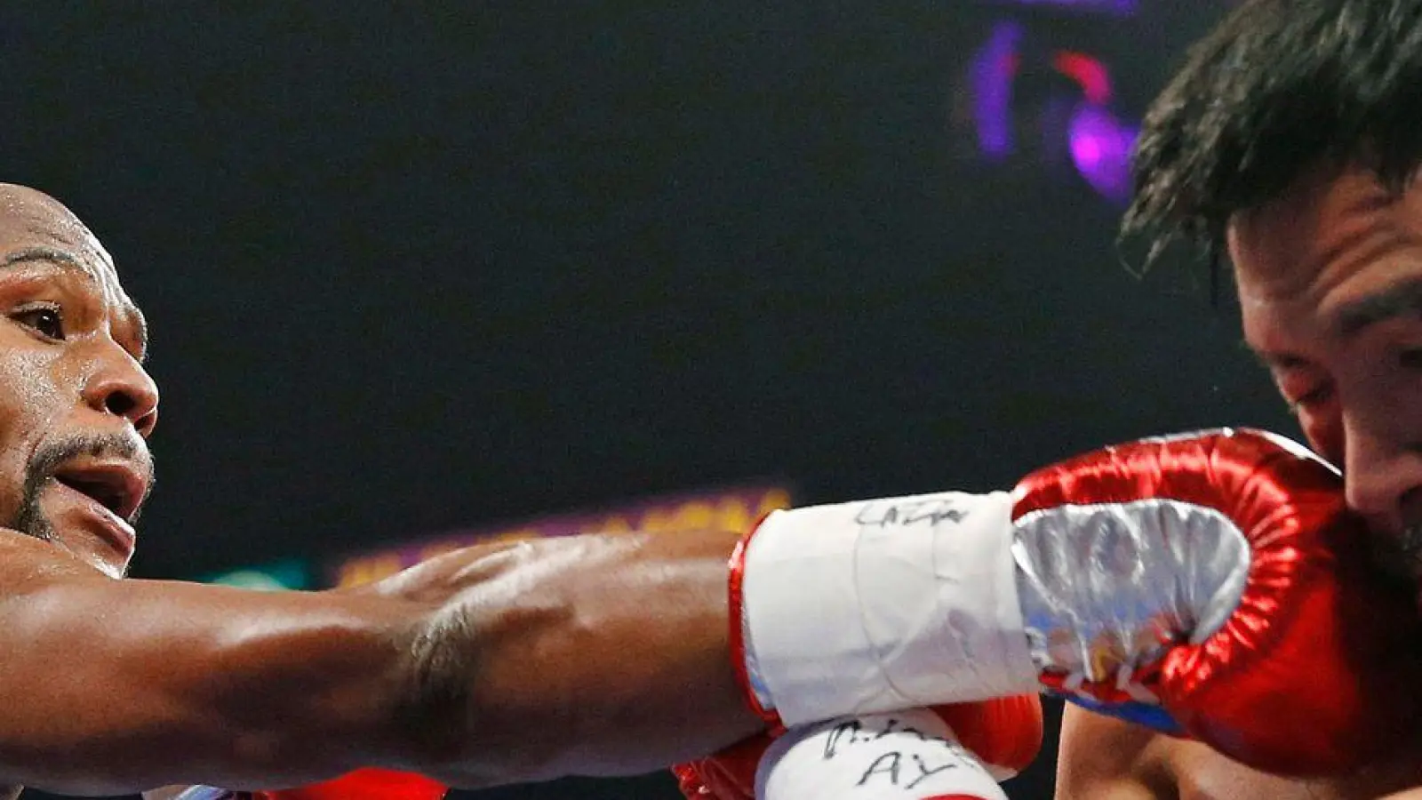 Im Juni 2015 flogen erstmals die Fäuste zwischen Floyd Mayweather (l) und Manny Pacquiao. (Archivbild) (Foto: John Locher/AP/dpa)