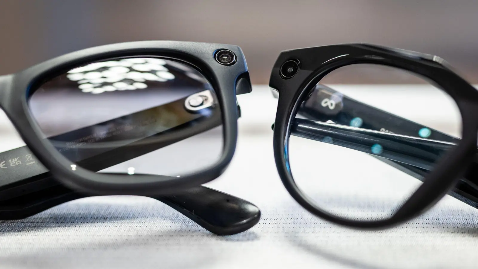 Smart Glasses sind umstritten, da sie andere Menschen oft weitestgehend unbemerkt filmen können. (Archivbild) (Foto: Christoph Schmidt/dpa)