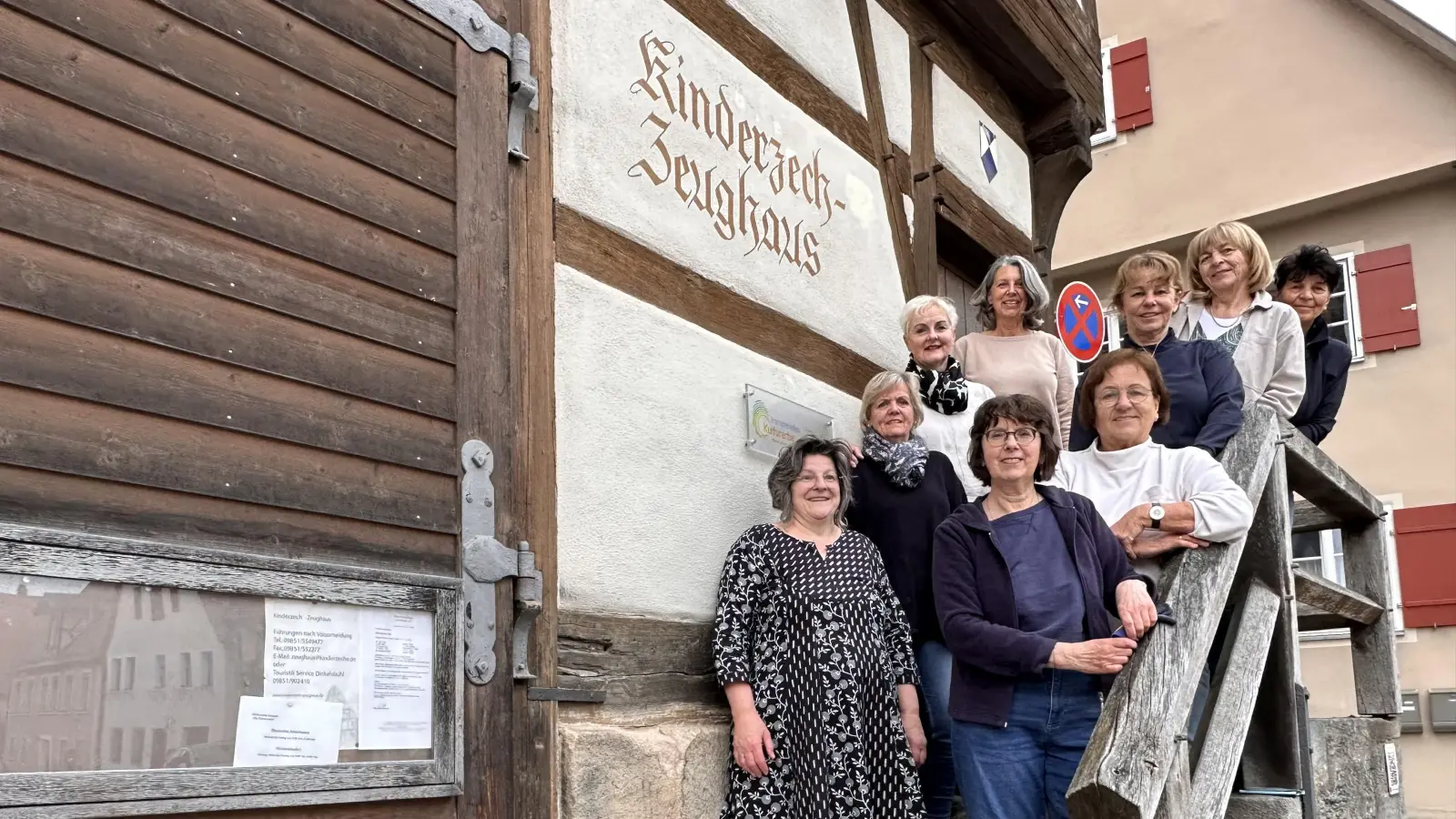 Sie haben über viele Jahre dafür gesorgt, dass die Dinkelsbühler Kinder am Kinderzech-Dienstag mit bunten und prall gefüllten Kinderzechgucken versorgt wurden: Andrea Mattausch, Andrea Doberstein, Angelika Neitzel, Gerlinde Karl, Elke Böhm, Nora Engelhard, Gabi Steinacher, Hilde Gottwald und Ilse Breitfelder (von vorne nach hinten, jeweils von links). (Foto: Martina Haas)