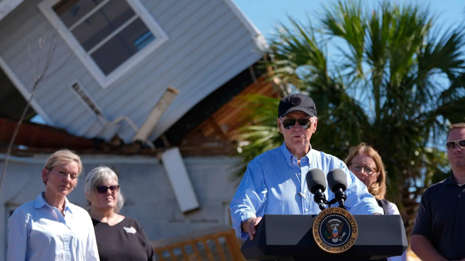 US-Präsident Joe Biden hat sich bei einem Besuch in Florida selbst ein Bild von den Schäden durch Hurrikan „Milton“ gemacht. (Foto: Manuel Balce Ceneta/AP/dpa)