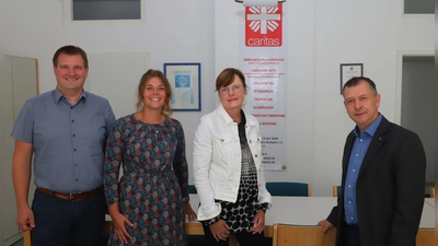 Sie bilanzieren die Arbeit der Interventionsstelle seit 2015 (von links): Martin Richter von der Polizei, die Sozialpädagoginnen Andrea Nachtrab und Brigitte Guggenberger sowie Caritas-Chef Sebastian Grund. (Foto: Oliver Herbst)