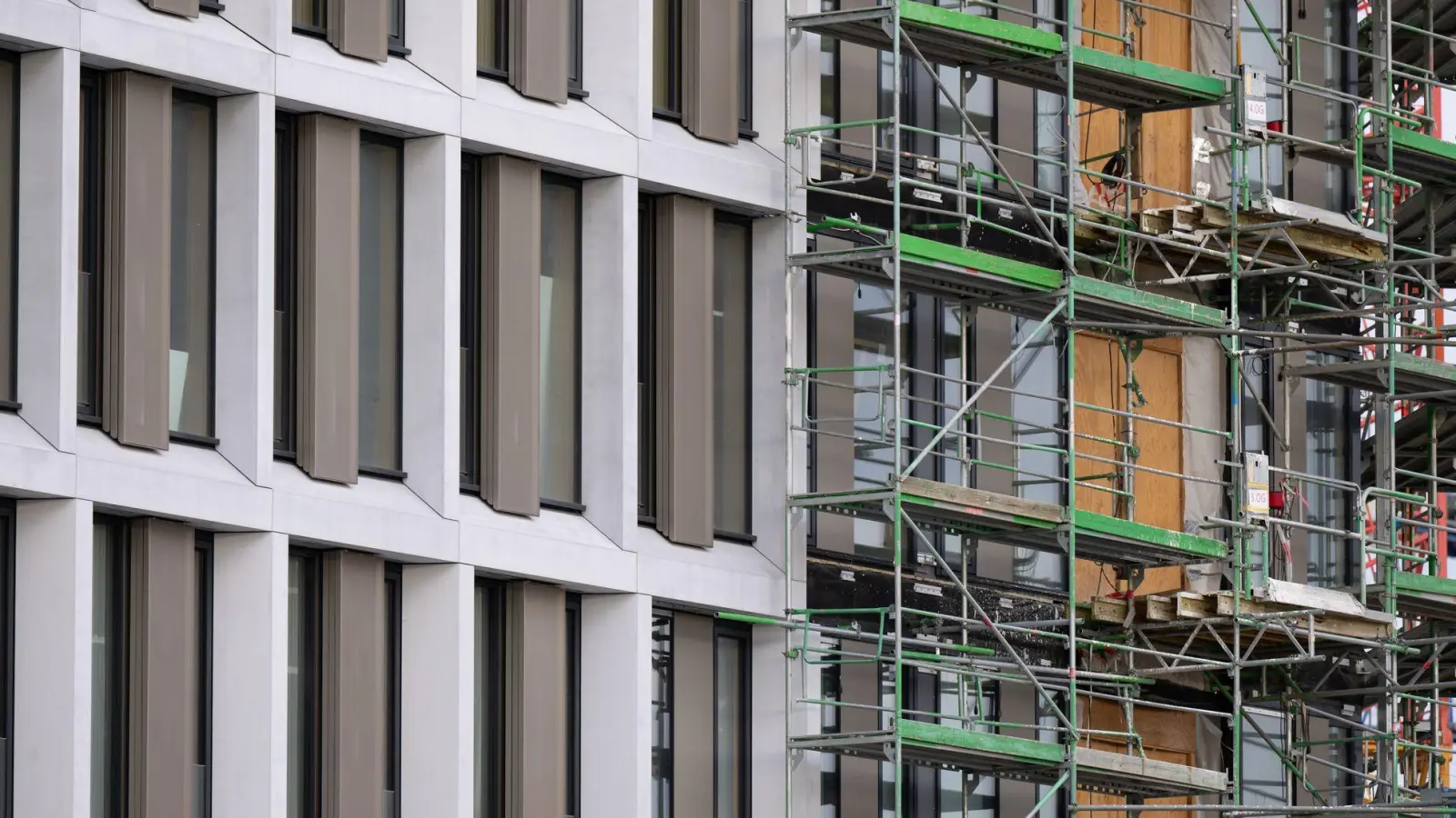 Wenn möglich, sollen Neubauten für staatliche Behörden in Zukunft die Ausnahme sein. „Mieten statt bauen“ lautet das neue Motto der Staatsregierung für Liegenschaften. (Illustration)   (Foto: Sven Hoppe/dpa)