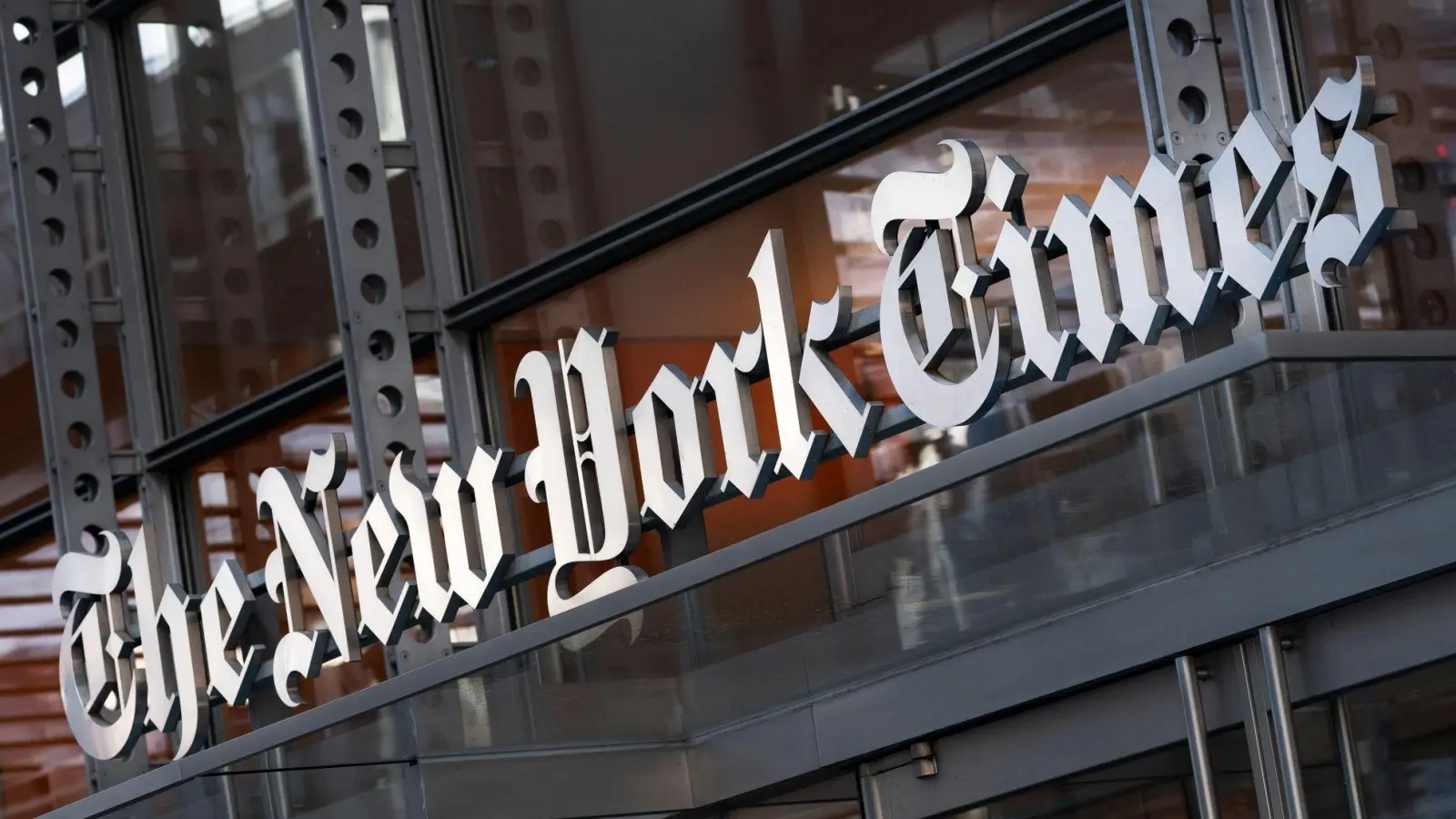 US-Präsident Donald Trump hat eine Milliarden-Klage gegen die renommierte „New York Times“ eingereicht. (Foto: Mark Lennihan/AP/dpa)