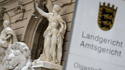 Den Angeklagten wird unter anderem versuchter Mord in Mittäterschaft vorgeworfen. (Symbolbild)  (Foto: Sina Schuldt/dpa)