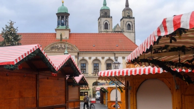 Schon seit Ende Oktober stehen die ersten Weihnachtsbuden in Magdeburg.  (Foto: Klaus-Dietmar Gabbert/dpa)