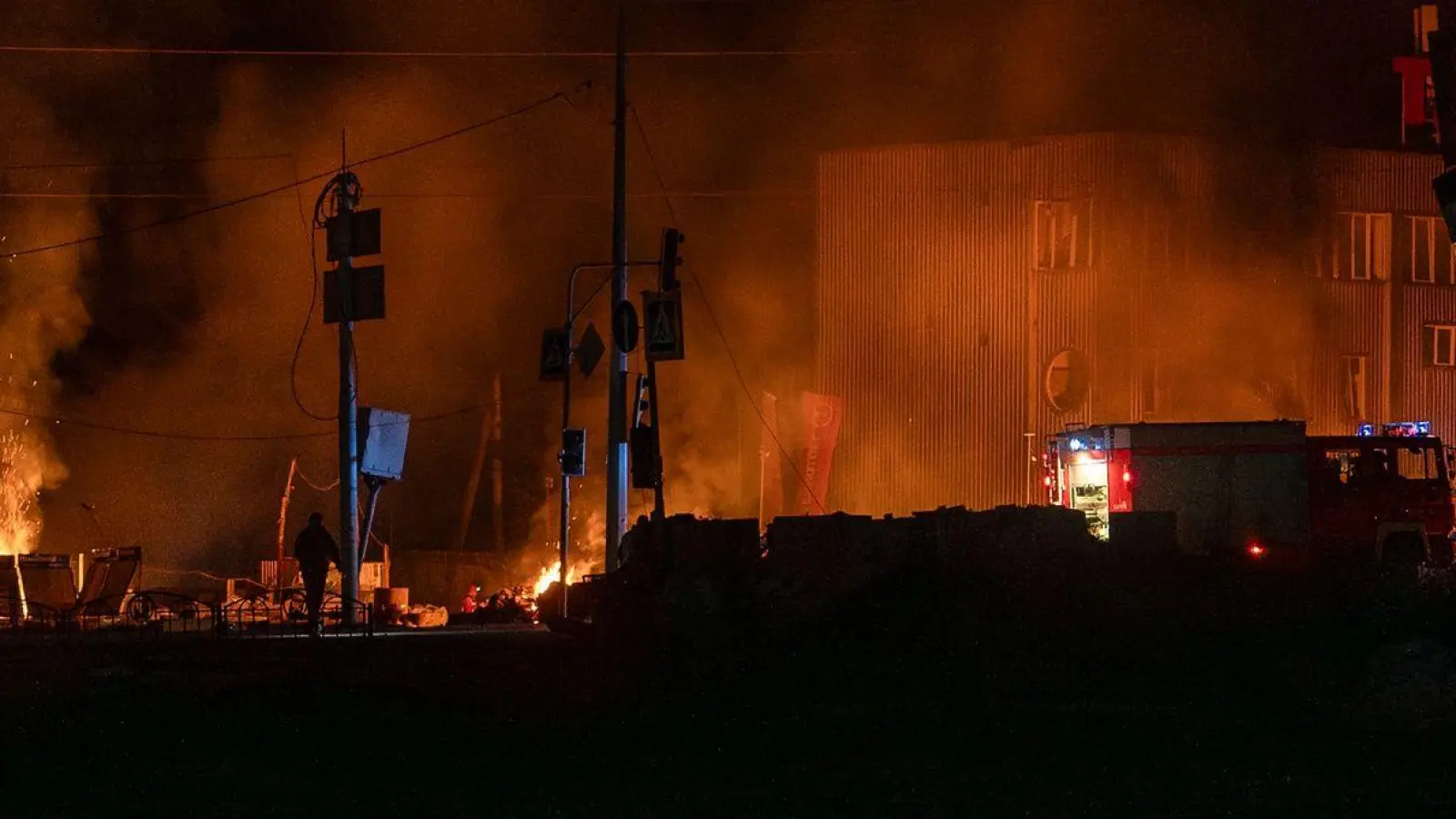 Rettungskräfte löschen ein Feuer in Charkiw nach einem russischen Drohnenangriff. (Foto: Alex Babenko/AP/dpa)