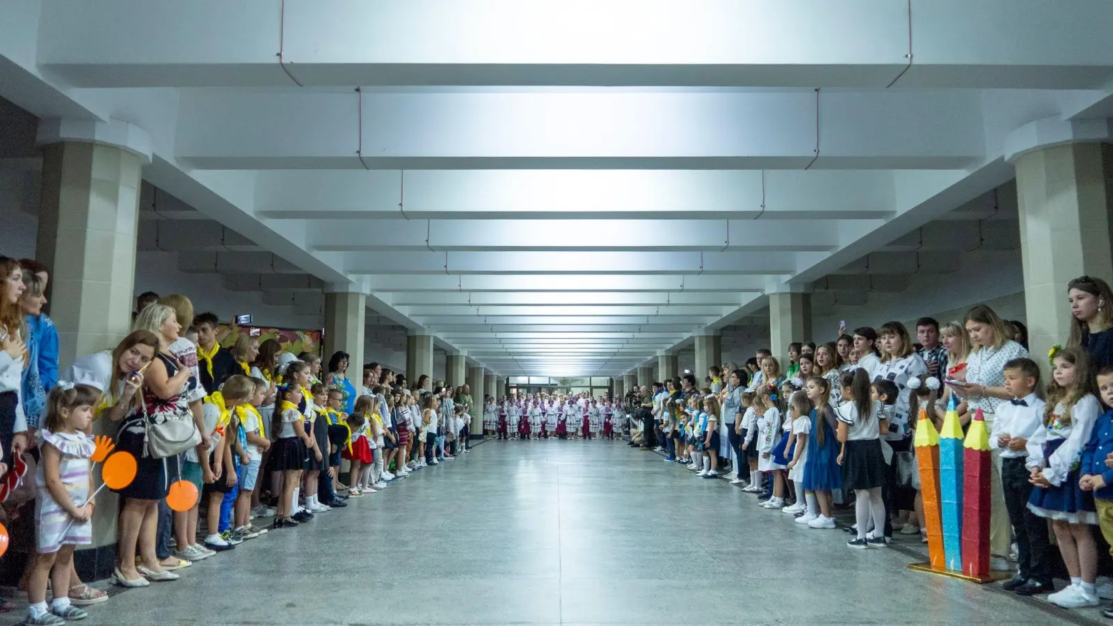 In der ostukrainischen Großstadt Charkiw versammelten sich die Schulkinder aus Sicherheitsgründen in den U-Bahn-Stationen. (Foto: Mstyslav Chernov/AP/dpa)