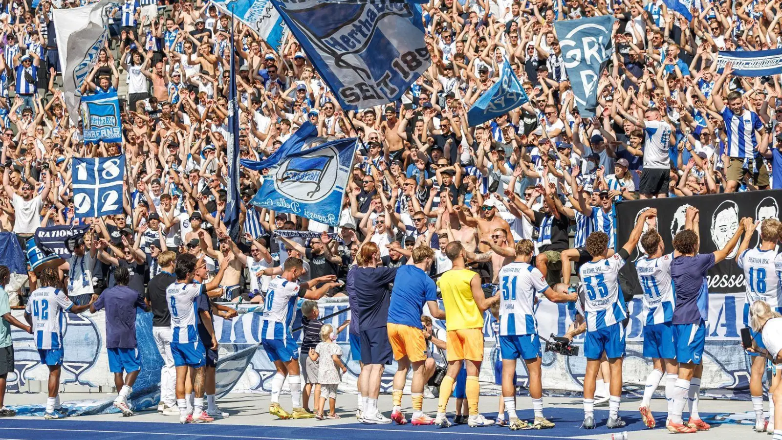 Der gewachsene Teamspirit wird von den Fans goutiert. (Foto: Andreas Gora/dpa)