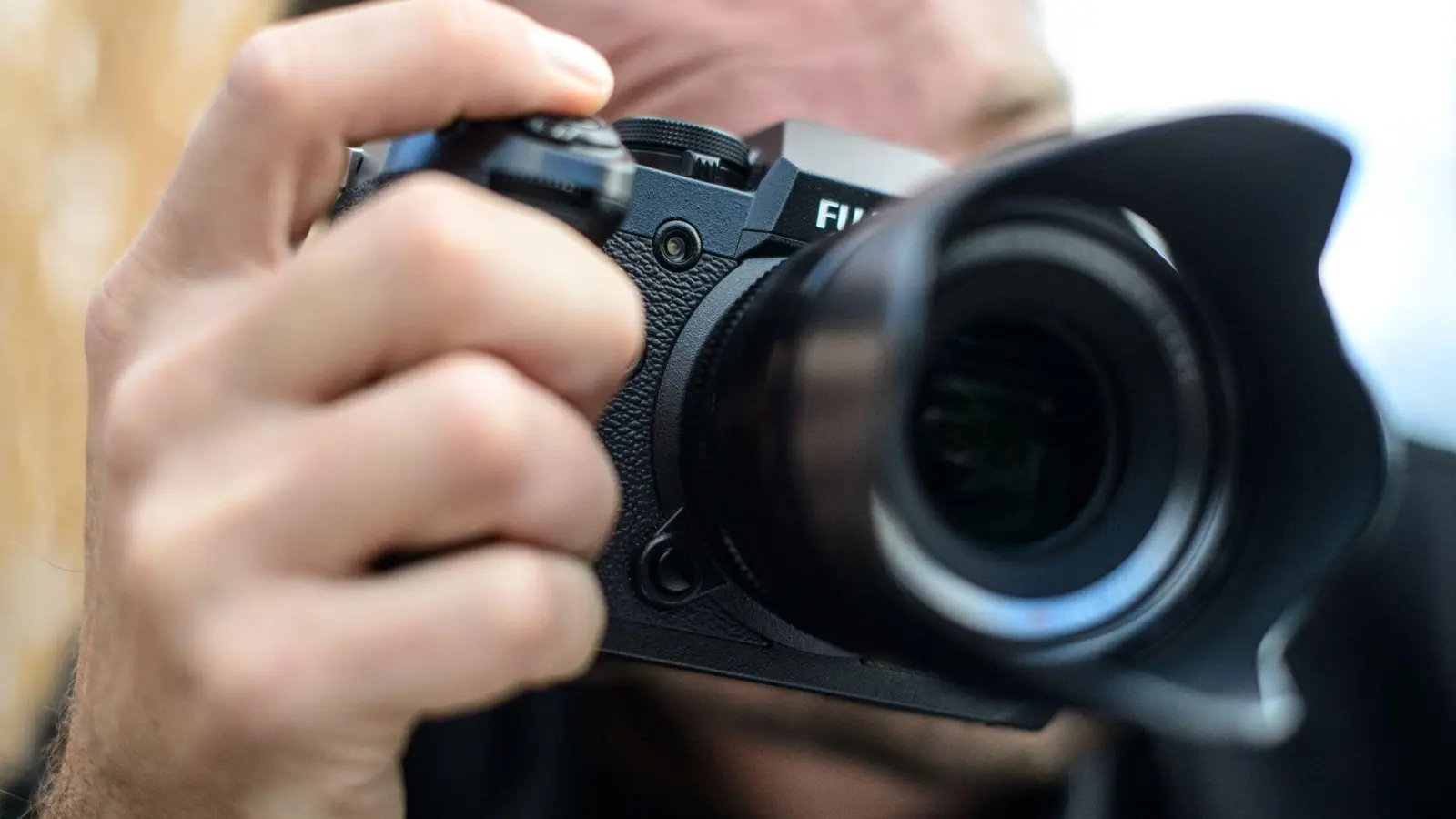 Eine Kamera mit Wechselobjektiven ist natürlich das Nonplusultra. Hobbyfotografierende, die es kompakter wollen, greifen der meist guten integrierten Kameras wegen am besten zu Smartphones der Ober- und Spitzenklasse. (Foto: Sina Schuldt/dpa/dpa-tmn)
