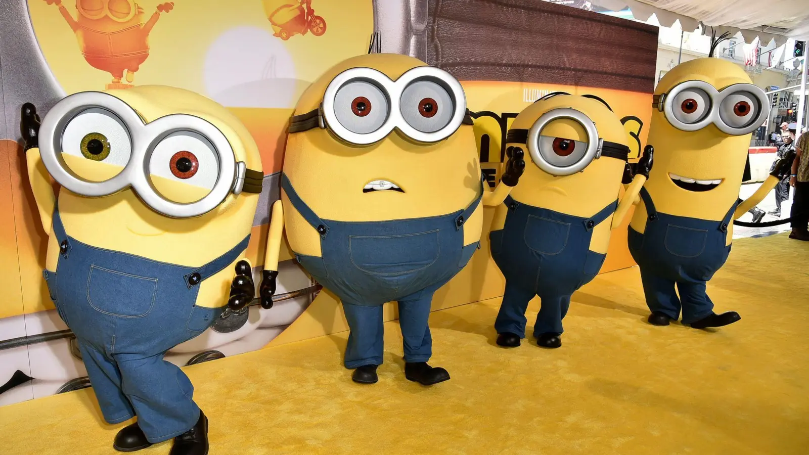 Darsteller, die als die Minions verkleidet sind - die Minions sind in diesem Jahr im Kino am meisten besucht worden. (Foto: Richard Shotwell/Invision/AP/dpa)