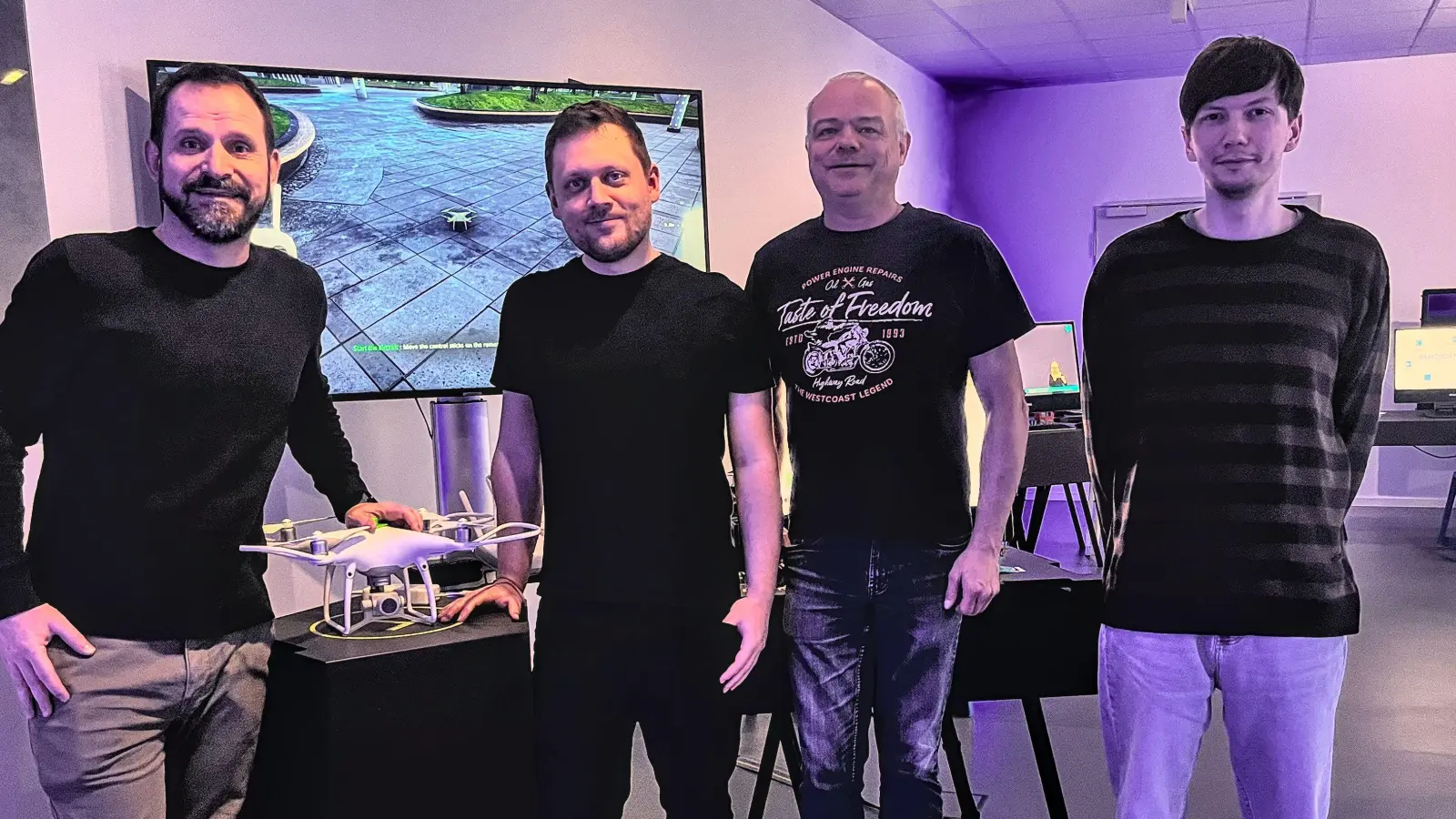 Nach der Themenwoche zu Robotik und Programmierung – das Team des BayernLab Neustadt von links: Bernd Böhm, Daniel Köder, Daniel Hoffmann und Christian Schweigert (Foto: Antonia Hoppert)