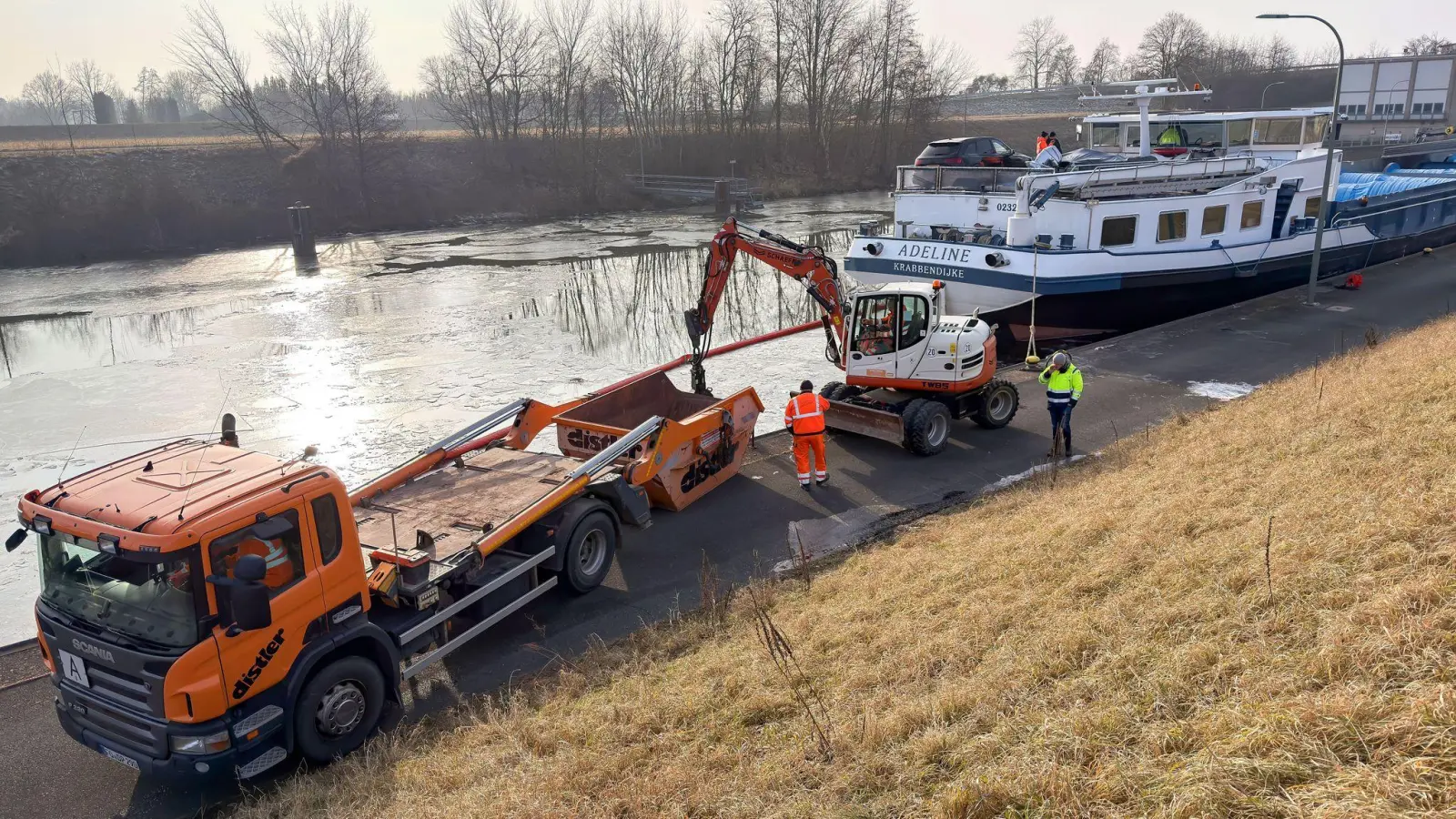 Nach der Havarie eines Güterschiffs auf dem Main-Donau-Kanal im Kreis Forchheim ist der Schiffsverkehr dort vorerst eingestellt. (Foto: Daniel Löb/dpa)