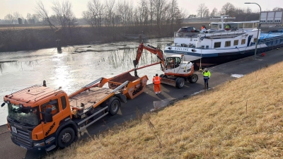 Nach der Havarie eines Güterschiffs auf dem Main-Donau-Kanal im Kreis Forchheim war der Schiffsverkehr dort zwischenzeitlich eingestellt. (Foto: Daniel Löb/dpa)