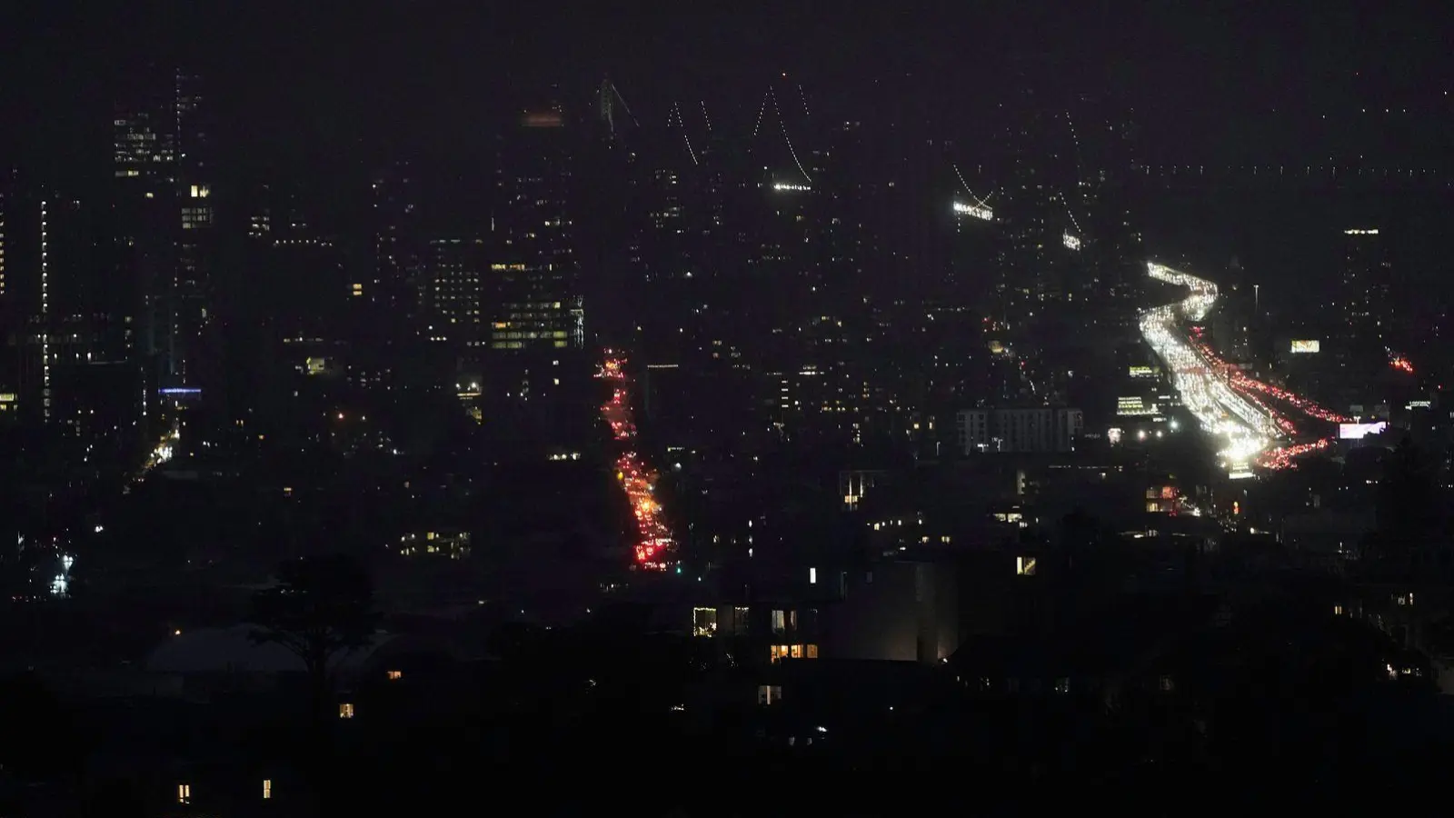 Die Skyline der nordkalifornischen Metropole ist ungewöhnlich dunkel. (Foto: Jeff Chiu/AP/dpa)
