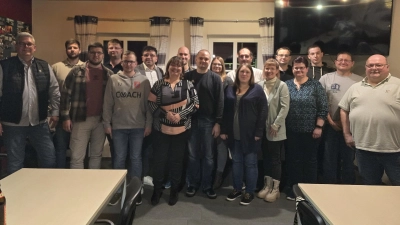 Mit dieser „jungen Mannschaft”, die fünf Frauen und 15 Männer umfasst, geht die Landliste in Bechhofen in den Kommunalwahlkampf. (Foto: Landliste/Luca Krimmer)