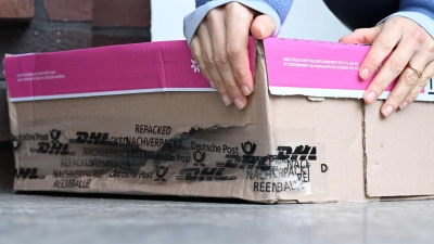 Da ging etwas schief: Ein aufgerissenes Paket vor einer Haustür. (Archivbild) (Foto: Wolf von Dewitz/dpa)