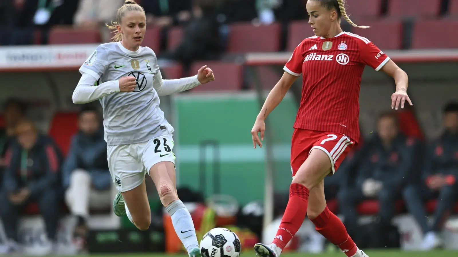 Die Frauen-Bundesliga macht sich auf den Weg in die Selbstständigkeit. (Archivbild) (Foto: Fabian Strauch/dpa)