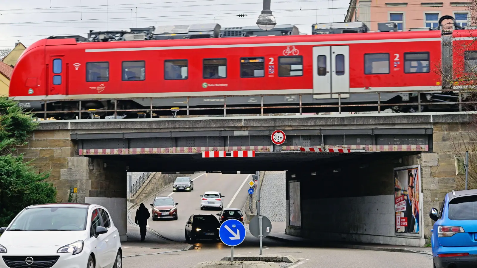 Die Bahnbrücke über die Maximilianstraße in Ansbach steht ebenfalls auf der Mängelliste der DB. (Foto: Jim Albright)
