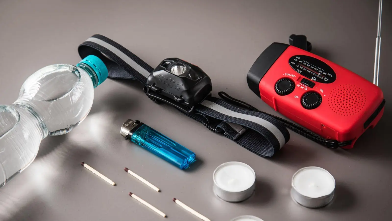 Bei Stromausfall wichtig: Taschenlampen, Kerzen und ein batteriebetriebenes oder Kurbelradio gehören in jeden Haushalt. (Foto: Christin Klose/dpa-tmn)