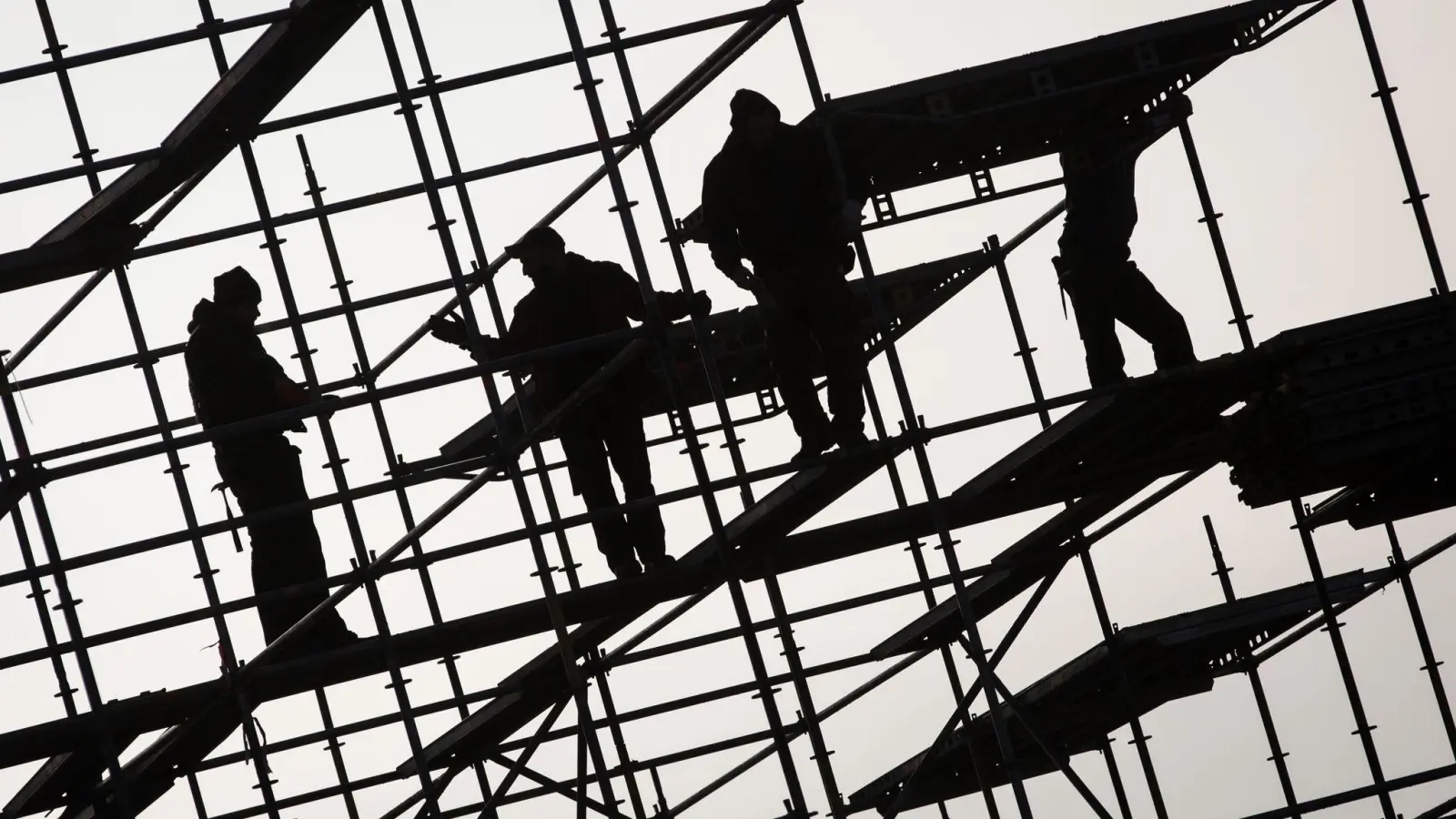 In den Industriebetrieben hat sich die Stimmung mit rückläufigen Aufträgen verschlechtert. (Archivbild) (Foto: Christian Charisius/dpa)