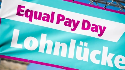 Der Aktionstag Equal Pay Day (7. März) will auf das geschlechtsspezifische Lohngefälle zwischen Frauen und Männern aufmerksam machen. (Foto: Christophe Gateau/dpa/dpa-tmn)