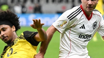 Das erste Duell im neuen Jahr: Frankfurt mit Mario Götze (r) empfängt am 9. Januar die Dortmunder um Karim Adeyemi. (Archivbild) (Foto: Arne Dedert/dpa)