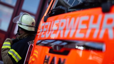 Die Feuerwehr löschte den Brand und rettete eine Katze aus dem brennenden Gebäude. (Symbolbild) (Foto: Marijan Murat/dpa)