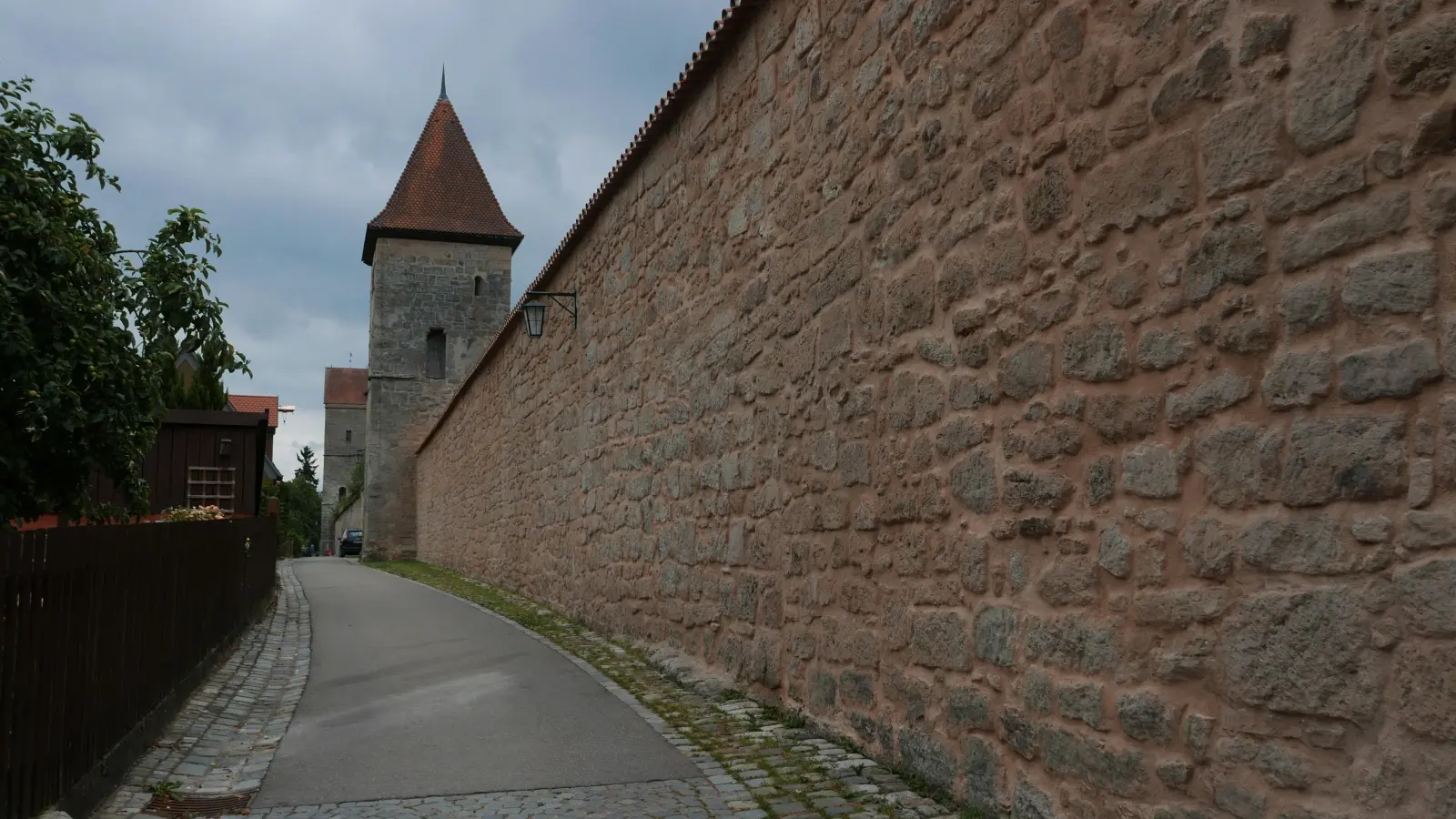 Fast wie neu und doch viele hundert Jahre alt: der sanierte Abschnitt der Dinkelsbühler Stadtmauer am Oberen Mauerweg. (Foto: Roman Kocholl)