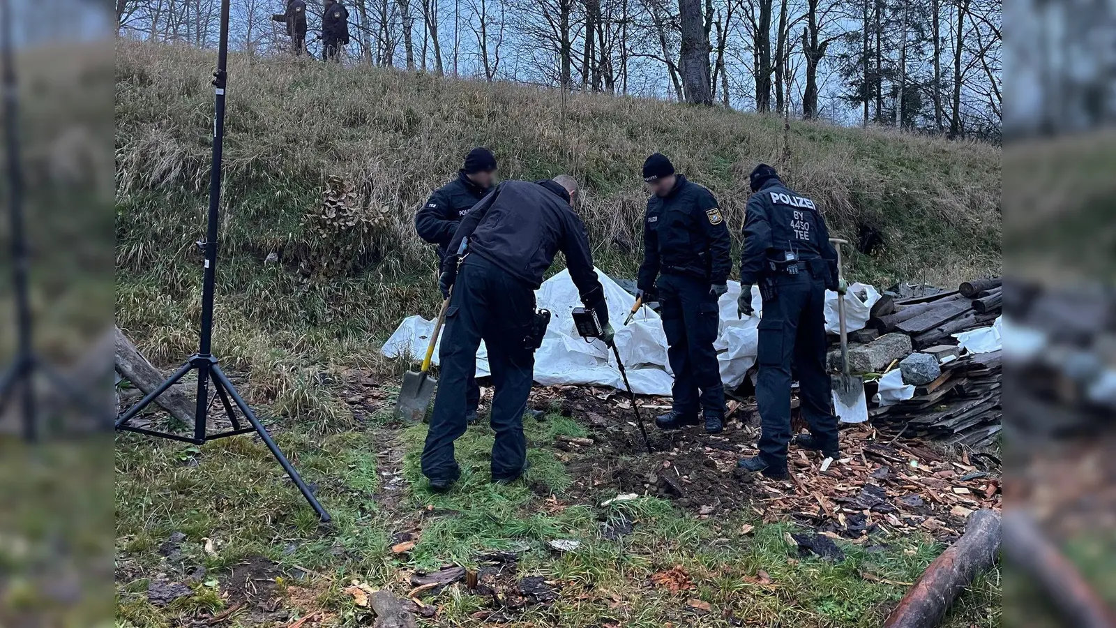 Mit Detektoren waren die Einsatzkräfte auf einem Anwesen in Münchberg unterwegs. Es bestand der Verdacht, dass dort Waffen und Munition gelagert wurden.  (Foto: -/Bayerisches Landeskriminalamt/dpa)