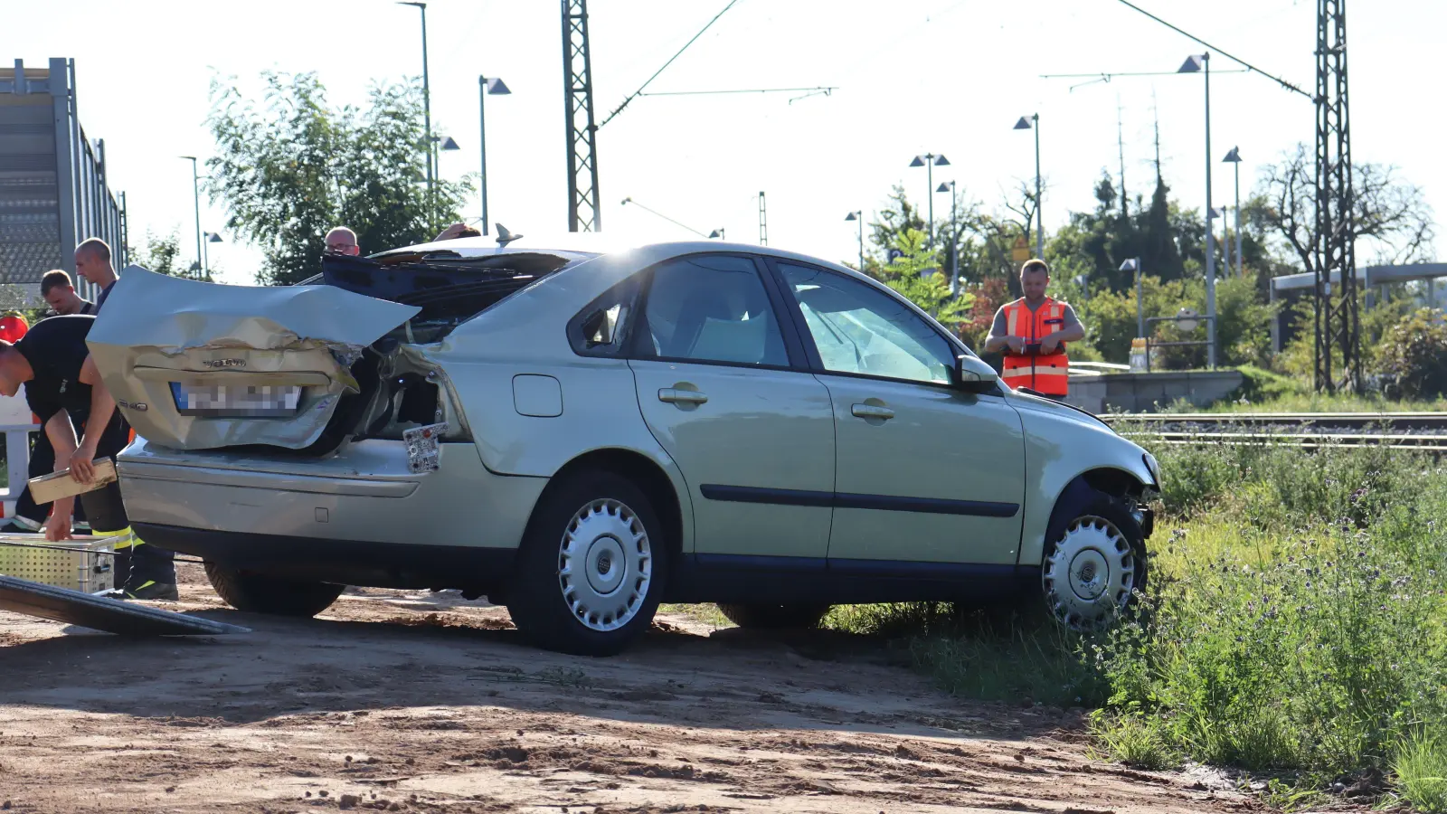 Die Feuerwehr zog das Unfallauto mit einer Winde von den Gleisen, nachdem ein Güterzug den Wagen getroffen hatte. (Foto: Antonia Müller)