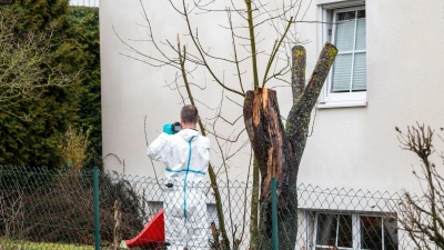 Am Montag waren Spezialisten der Spurensicherung am Haus im Einsatz. (Foto: Daniel Vogl/dpa)