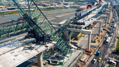 Bereits zum zweiten Mal innerhalb von 24 Stunden ist es in Thailand zu einem tödlichen Unglück mit einem Baukran gekommen. (Foto: Arnun Chonmahatrakool/AP/dpa)
