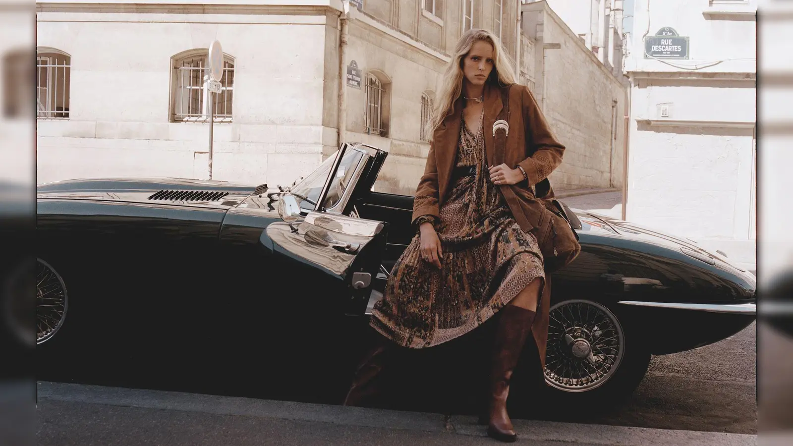 Der Dark Boho Trend - hier von ba&amp;sh - für Herbst/Winter kombiniert die fließende, romantische Ästhetik des Boho-Stils mit dunkleren Farben und Materialien, passend zur kälteren Jahreszeit (Trenchcoat ca. 855 Euro, Handtasche ca. 525 Euro, Stiefel ca. 605 Euro, Kleid ca. 305 Euro). (Foto: ba&sh/dpa-tmn)