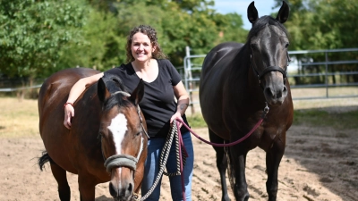 Nadja Hofer mit Pixie (links) und Perly. Die Pferde auf dem Hof arbeiten unter anderem beim Coaching aktiv mit. Sie können eine beruhigende Wirkung haben. (Foto: Anna Beigel)
