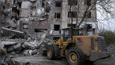 Die Ukraine beklagt auch nach dem Start einer von Moskau angekündigten dreitägigen Waffenruhe Angriffe von russischer Seite. (Foto: Iryna Rybakova/Ukraine's 93rd Kholodnyi Yar Separate Mechanized Brigade press service/AP/dpa)