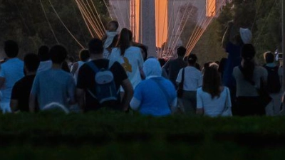 Der Heliumballon, der während der Olympischen Spiele 2024 verwendet wurde, und der Arc de Triumph sind bei Sonnenuntergang in Paris sehen. (Foto: Aurelien Morissard/AP/dpa)
