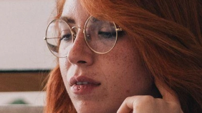 Von der Lieblingsserie abgelenkt, obwohl Sie sich eigentlich um Ihre Finanzen kümmern wollten? Die Gründe für eine Scheu vor Geldthemen können vielfältig sein. (Foto: Zacharie Scheurer/dpa-tmn)