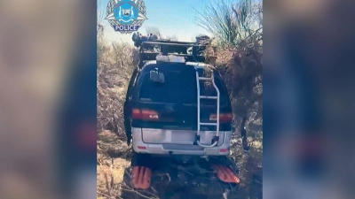 Der schwarze Mitsubishi-Van stand in dichtem Buschland mitten im Outback. (Foto: Supplied/WESTERN AUSTRALIA POLICE/AAP/dpa)