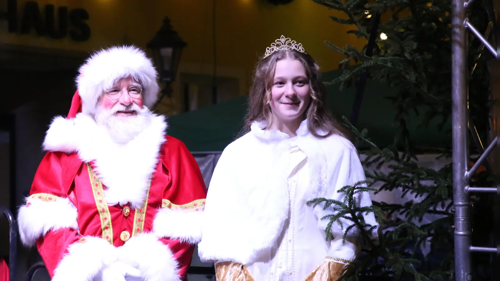 Der Weihnachtsmann und das Christkind kommen auch in diesem Jahr auf den Weihnachtsmarkt in Leutershausen. (Foto: Alexander Biernoth)
