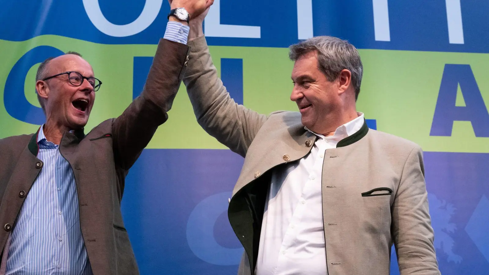 Kanzler Friedrich Merz (CDU, links) und CSU-Chef Markus Söder haben seit dem Regierungswechsel bei der Bundestagswahl im Frühjahr nur wenig Grund zu ausgelassenem Jubel - die Stimmung in Deutschland ist weiterhin eher pessimistisch und die Union kann in Umfragen nicht von ihrer eigenen Regierungsarbeit profitieren. (Archivbild) (Foto: Sven Hoppe/dpa)