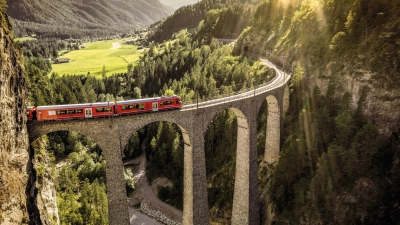 Das Landwasserviadukt ist eine 65 hohe und 136 Meter lange architektonische Meisterleistung und Teil des Unesco-Erbes. (Foto: Rob Lewis/Schweiz Tourismus/dpa-tmn)