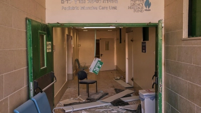 Schäden im israelischen Krankenhaus.  (Foto: Leo Correa/AP/dpa)